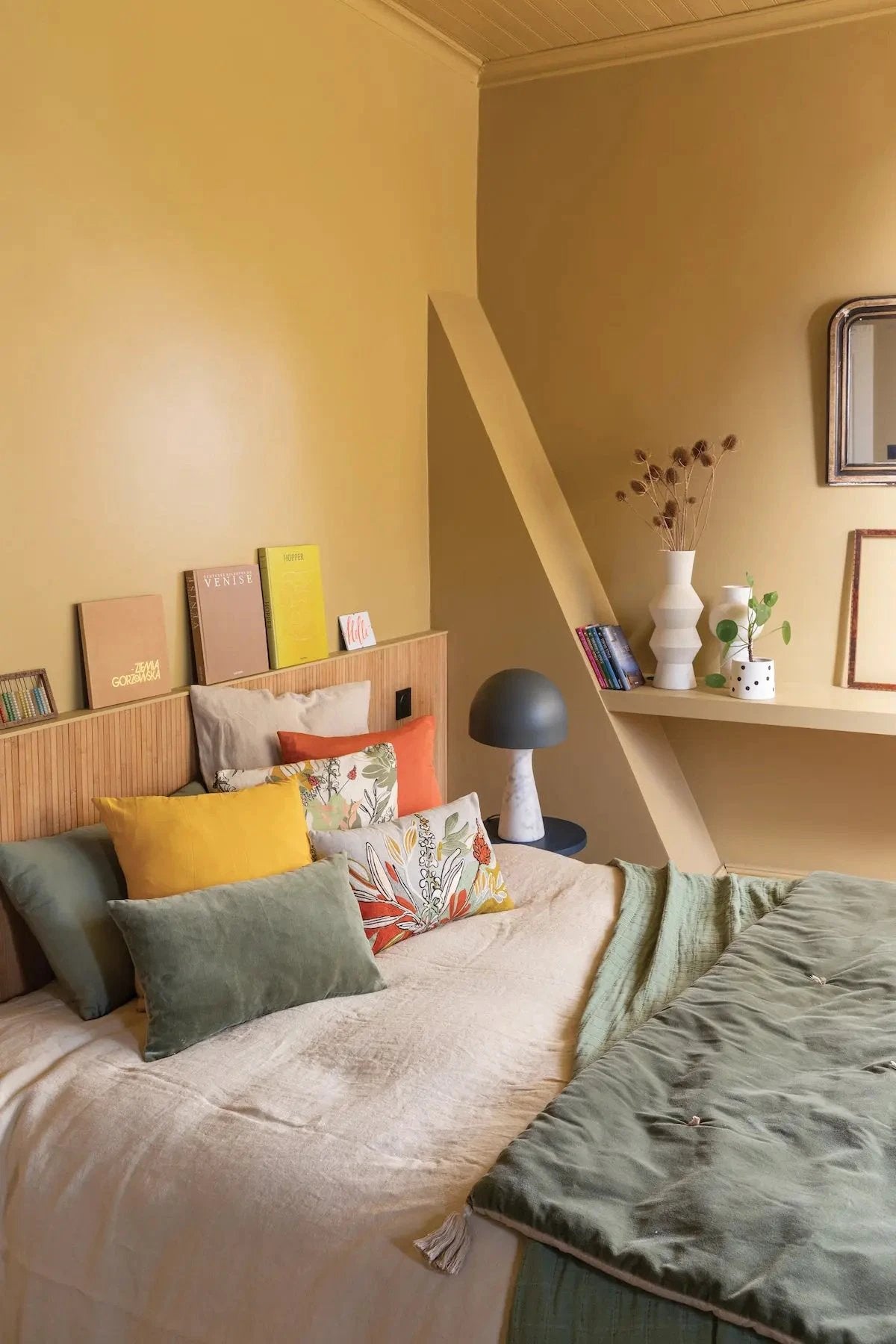 Housse de couette chanvre avec oreillers en lin bleu clair, vert olive et motifs floraux sur un lit confortable