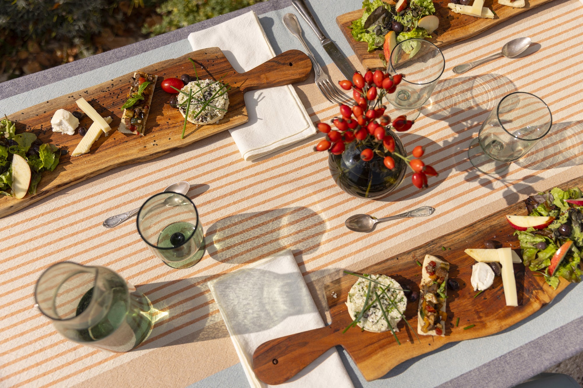 Table élégamment dressée avec linge de table fabriqué en France, nappes, serviettes et accessoires assortis