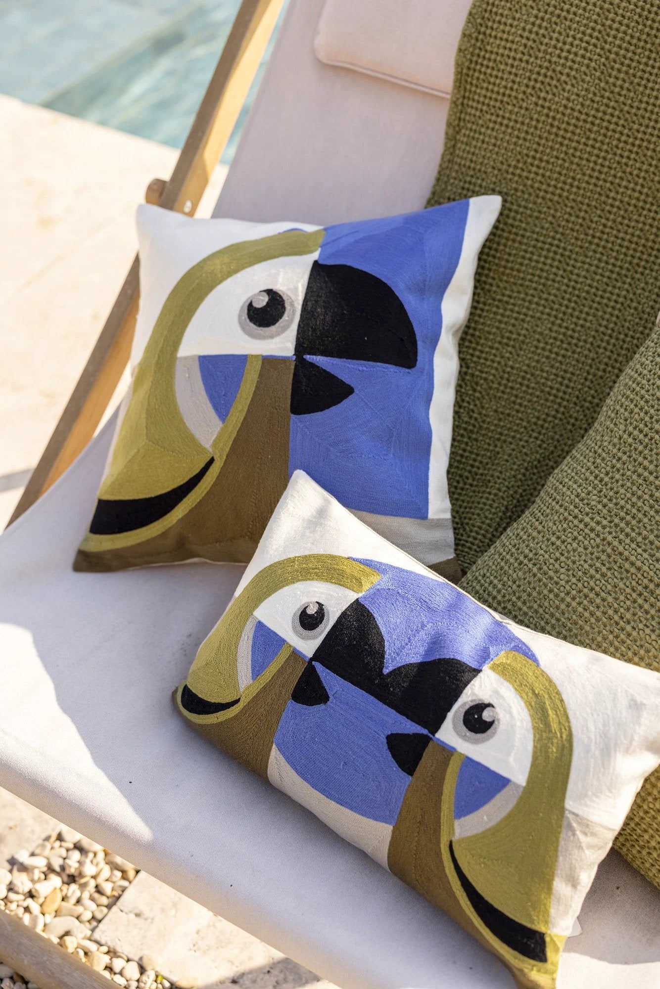 Coussin brodé Loro by Vivaraise