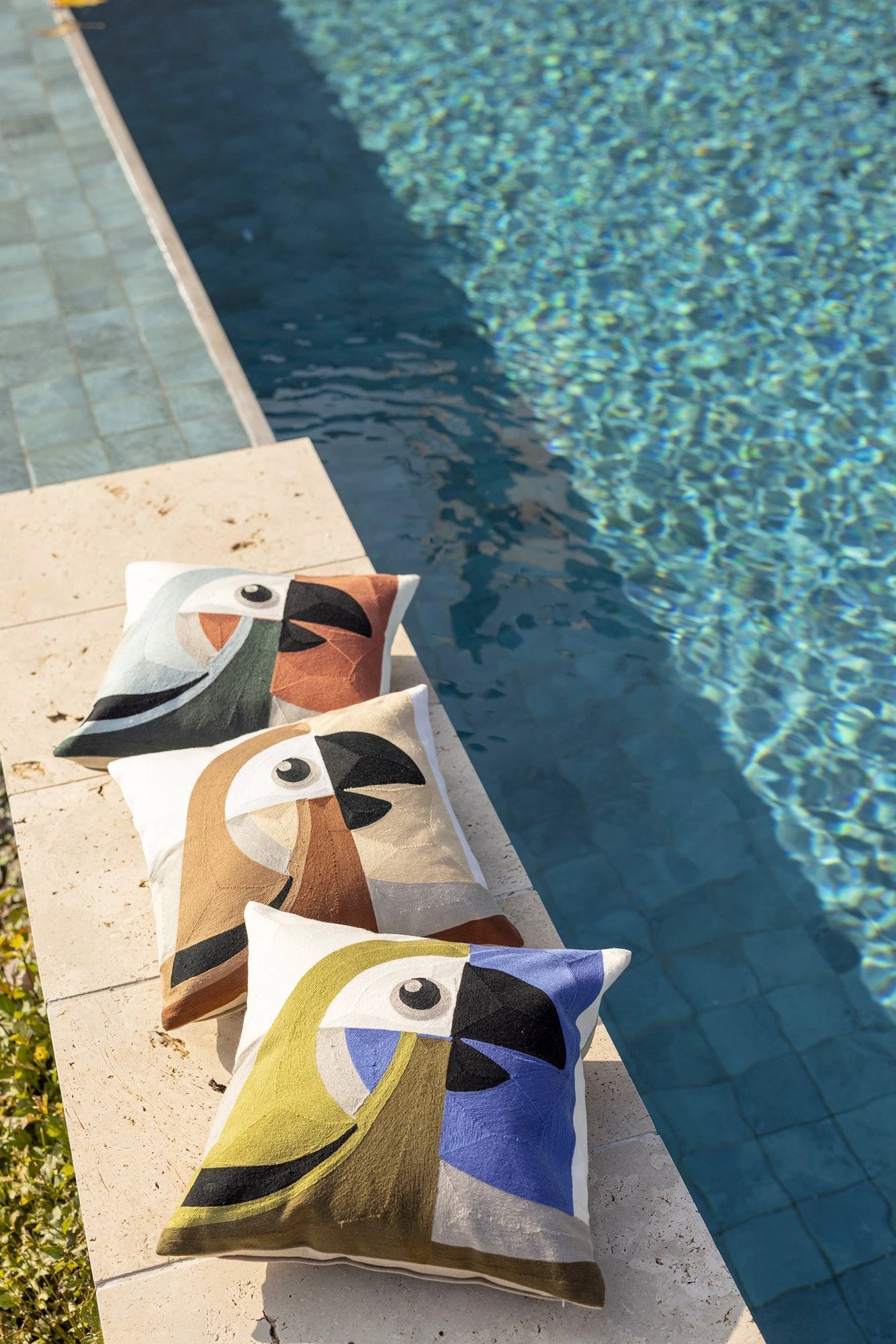 Coussin brodé Loro by Vivaraise