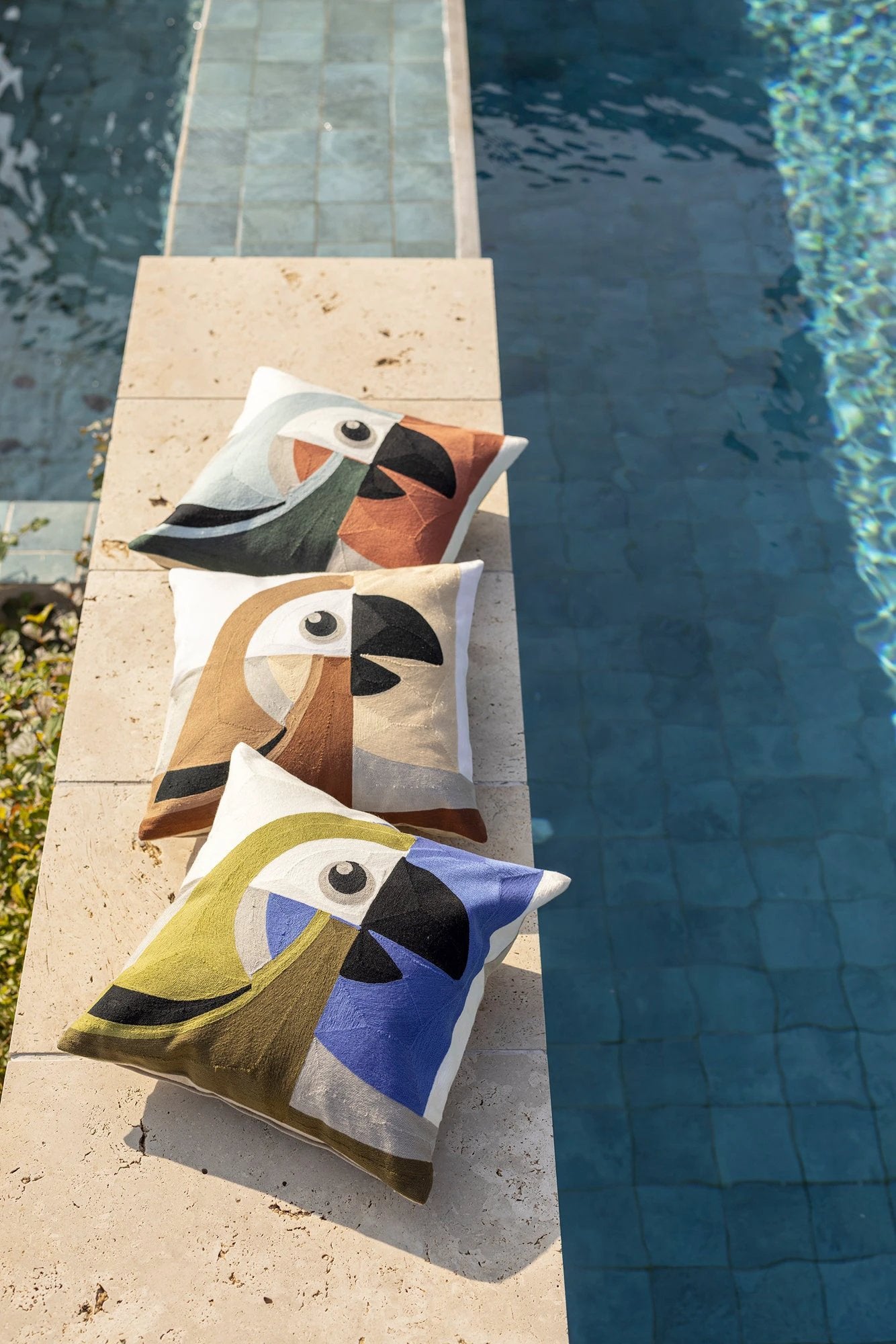 Coussin brodé Loro by Vivaraise